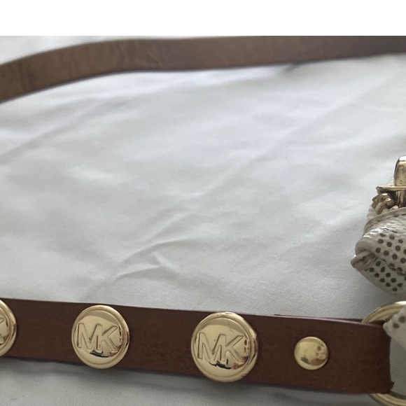 Michael Kors Monogram Vanilla Pouchette - Picture 4 of 8